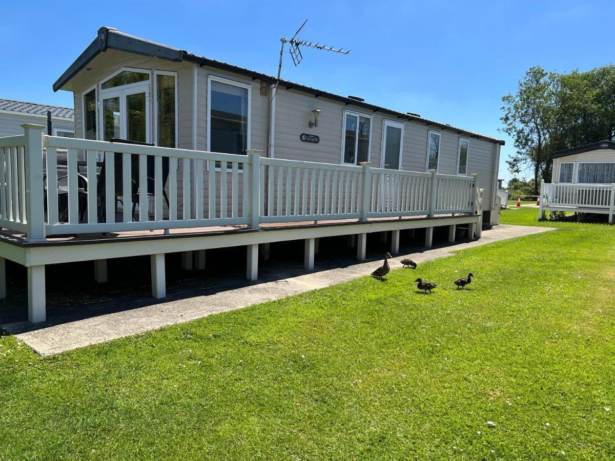 Dragonfly Lodge South Cerney Dış mekan fotoğraf