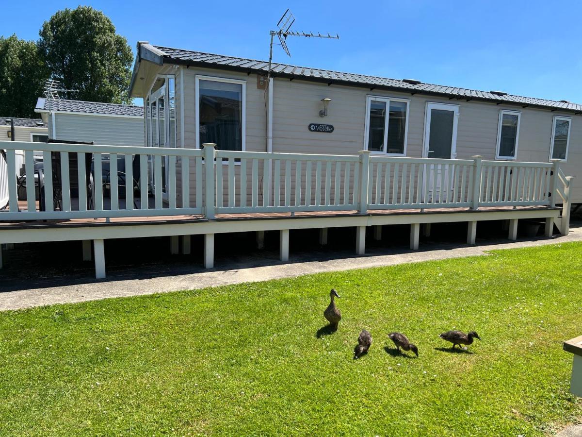Dragonfly Lodge South Cerney Dış mekan fotoğraf